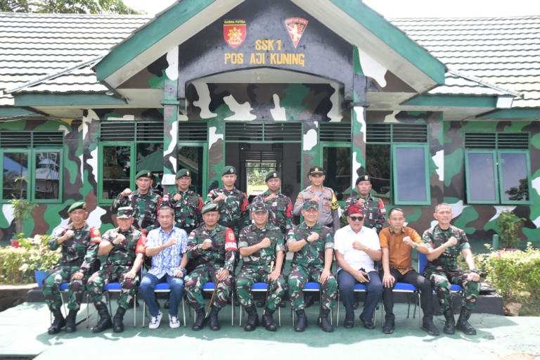 Pangdam VI/Mulawarman Melakukan Peninjauan Operasi Satgas Pamtas RI-Malaysia Yonarmed 11 Kostrad